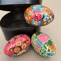 multi-farvede-blomster-dekorerede-traeaeg-vintage-paaskepynt